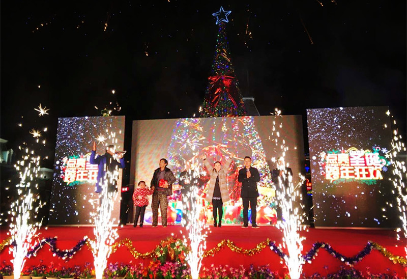 泰安方特举行圣诞点灯仪式 “星光璀璨”引游客驻足流连（组图）