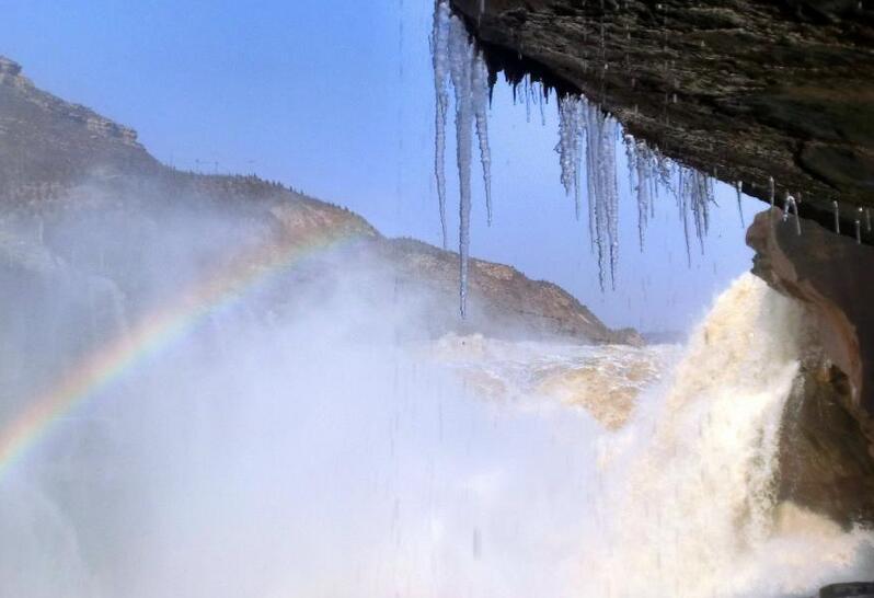 壶口瀑布现冬季美景 彩虹与冰挂“齐飞”