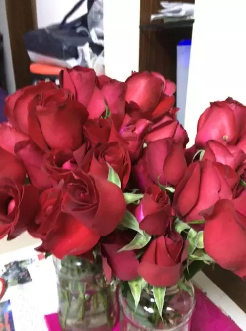 妹子把男友送的玫瑰做成了玫瑰酱，还问能不能吃