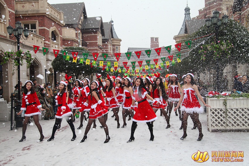 四川一高校人工降雪過聖誕 白雪茫茫堪比韓劇片場