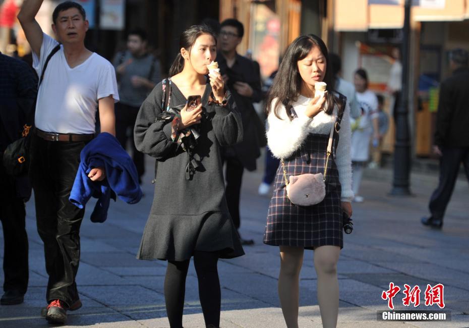 福州冬至過後再現高溫最高達26℃ 美女穿裙子吃冰激淩(組圖)
