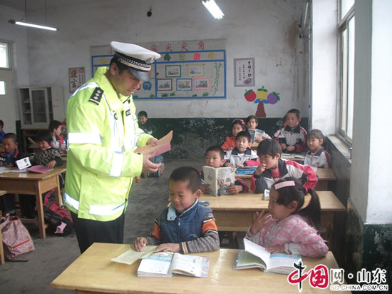 濱州博興交警進學校 給孩子們上一堂精彩的交通安全知識課