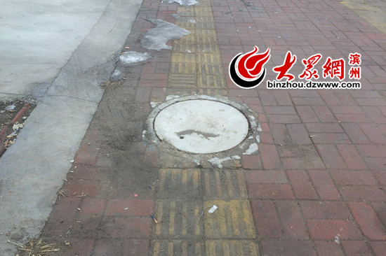 濱州無棣被指多處盲道鋪在井蓋上 市政回復：設計規劃不標準