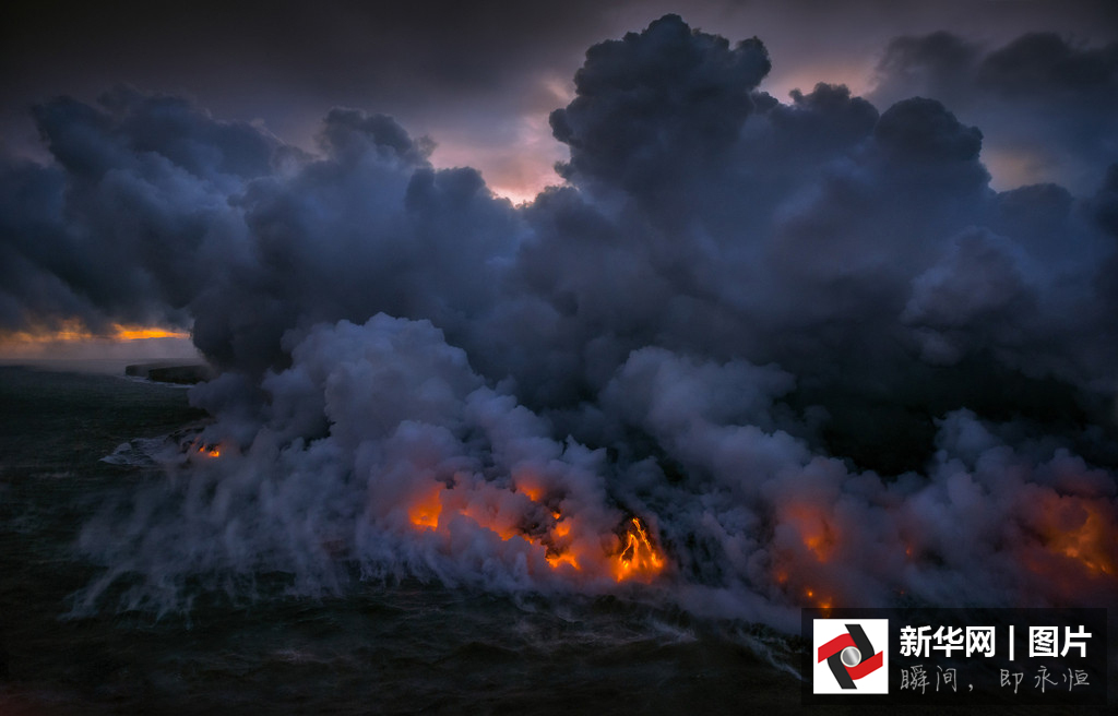 攝影師拍岩漿入海 火紅岩漿洶湧翻騰（組圖）