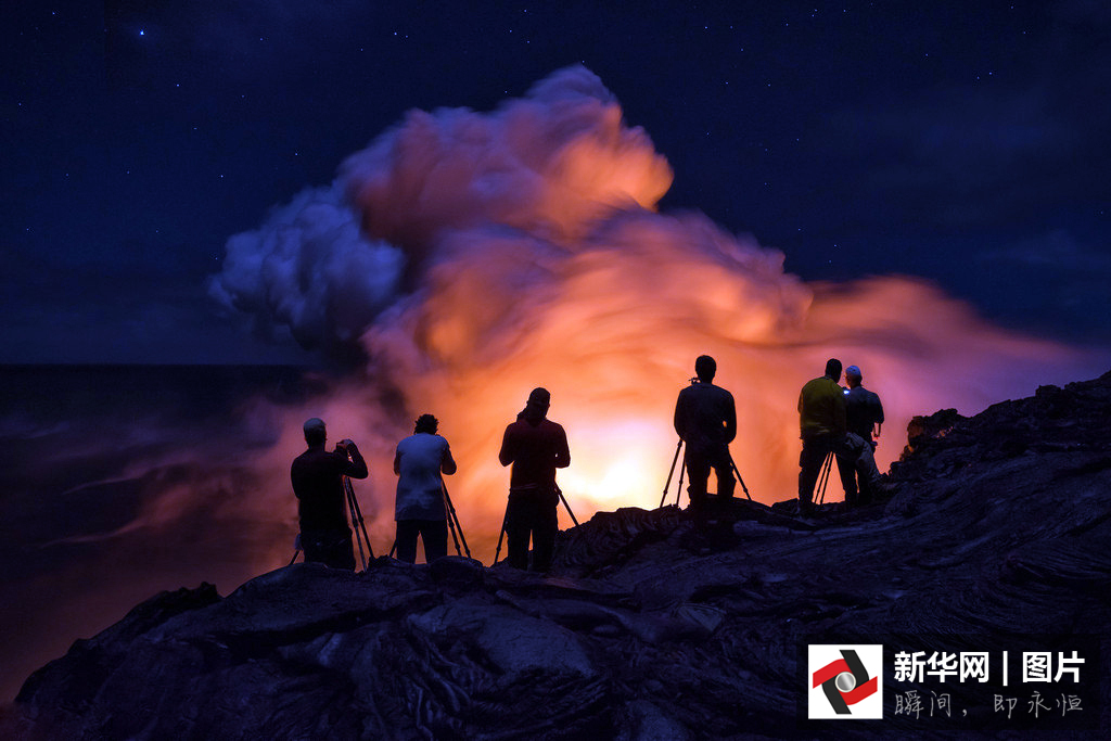 摄影师拍岩浆入海 火红岩浆汹涌翻腾（组图）