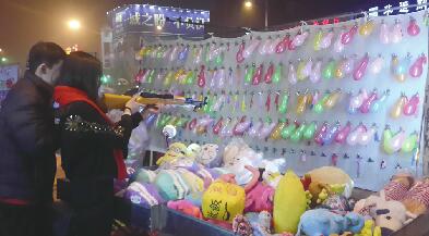 氣球射擊攤引發的風波 濟南洪樓夜市謹慎的擺攤人