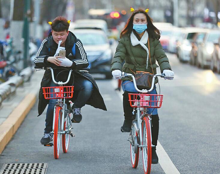 濟南摩拜單車每天被騎近萬次 “紅黃綠”集結大戰街頭