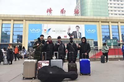 2月4日，來濟南參加藝考的學生在火車站旁留影紀念。