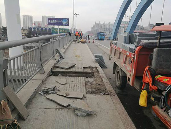 临沂市城市管理局道路处快速修复临西九路涑河桥人行道板