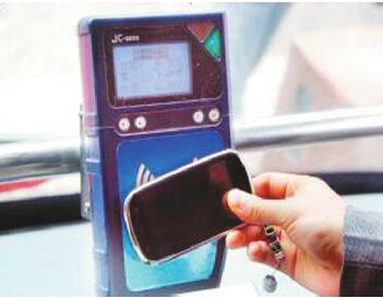 來了！刷手機可以坐公交了 移動用戶需升級NFC手機卡
