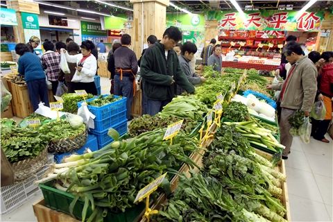 上海部分绿叶菜价格便宜近一半 青菜只要一块