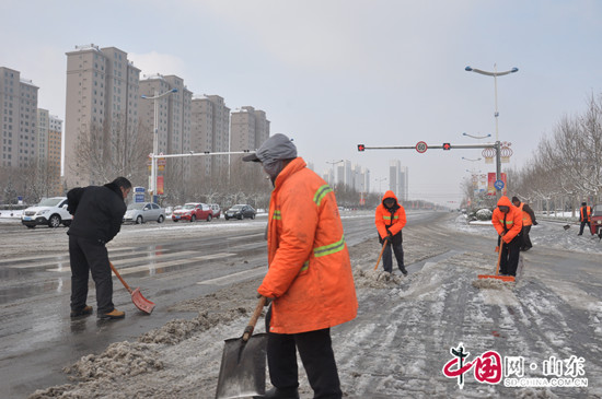 濱州：春雪來遲 環衛工人掃雪忙