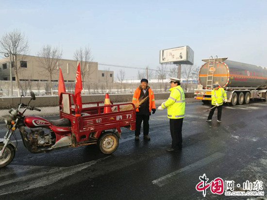 滨州阳信交警全力以赴确保雪天道路交通安全畅通