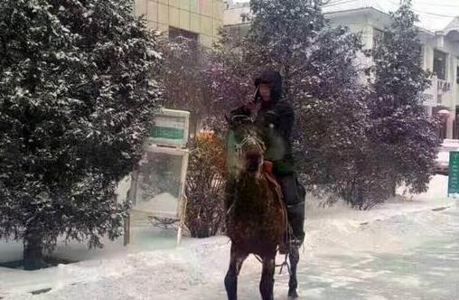 內蒙古突降暴雪 快遞員騎馬送包裹（圖）