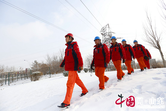 濱州供電公司對轄區2100公里輸電線路進行雪後特巡
