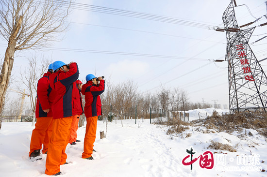 濱州供電公司對轄區2100公里輸電線路進行雪後特巡