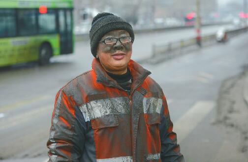 环卫工人“黑脸哥”感动泉城 脏自己脸干净城市的面（图）