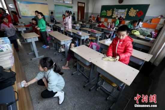 2月13日，山西太原新建路小学的小学生们开始返校上课。当日，中国多地中小学校陆续开学，孩子们重返课堂开始新学期的课程。张云 摄