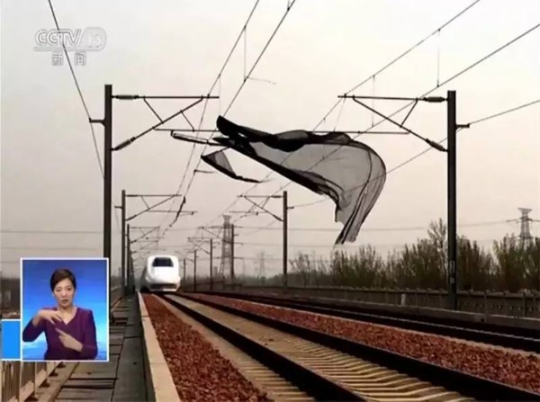 据郑州高铁供电段人员介绍，每年的12月份到来年4月份，是当地大风天气的高发期，在这4个月里，郑州铁路局管辖内出现的轻飘物故障占全年高铁故障总量的70%以上。