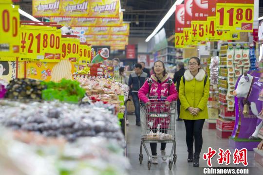 資料圖：山西太原，民眾在超市選購生活用品。　張雲 攝