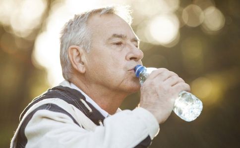 老年人為什麼要多喝水