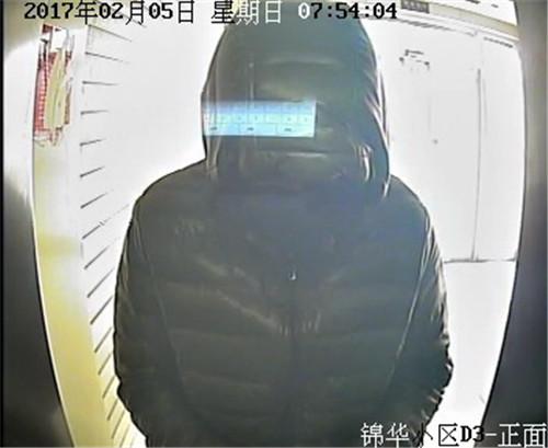犯罪嫌疑人王某在ATM機上取款。