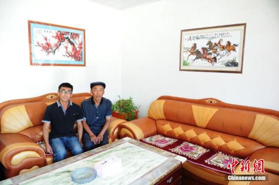 資料圖：甘肅省定西市安定區張家灣村農民茍輝軍迎來不住危房的生活。楊艷敏 攝