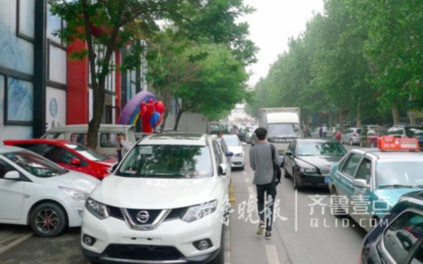 省城某社區附近,亂停車使本不寬的道路變得更加狹窄。