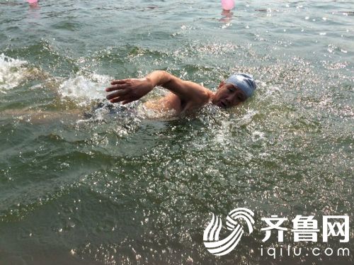 日照市冬泳協會成功舉辦“百人暢遊松月湖”冬泳比賽