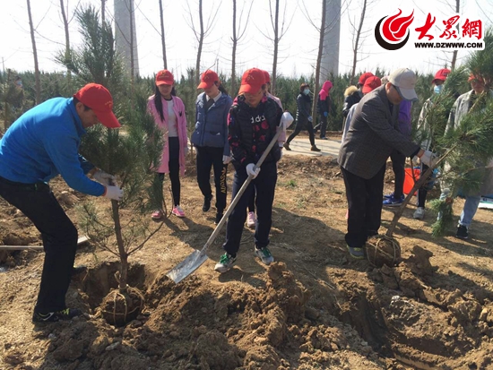 岚山区志愿者到巨峰镇种下千棵树苗