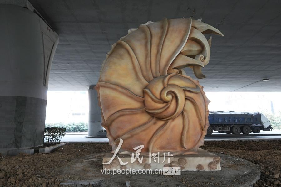 青島高架橋下現海洋元素雕塑 巨型海螺高達4米（圖）