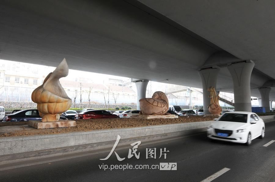 青島高架橋下現海洋元素雕塑 巨型海螺高達4米（圖）
