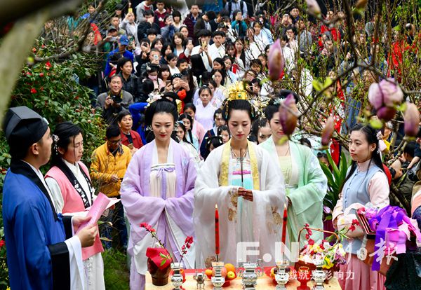 传统花朝节再现福州姑娘在乌山还原祭花神盛典