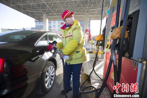 資料圖：山西太原，加油站工作人員正在給車輛加油。 張雲 攝