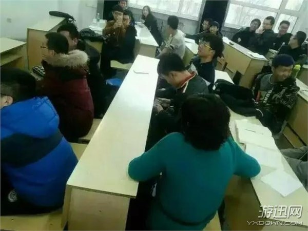 老师的眼神亮了 大学生沉迷王者荣耀被抓包(组