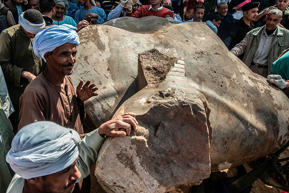 开罗 
出土 
巨型 
雕像 
残块 考古学家推断属 
拉美西斯二世 
 
雕像 
