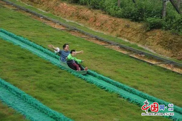 莒縣浮來山旅遊區高山滑草樂趣無窮