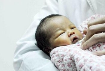 男婴降生就18岁:最‘老’冰宝宝广州入院回家 【母婴】风气中国网