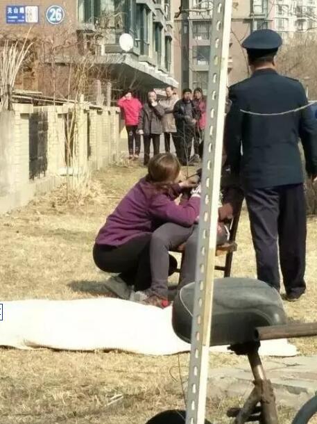 女儿趁母做饭跳楼 生命永远停留在18岁据周围邻居讲述,晨风最近情绪