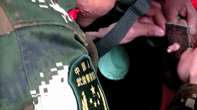 2017.03.20山東德州：三歲男童手指卡入鐵板孔 消防員一根棉線解困.mp4_1490151516.gif