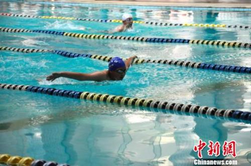 资料图：游泳爱好者在比赛中。　王婧 摄