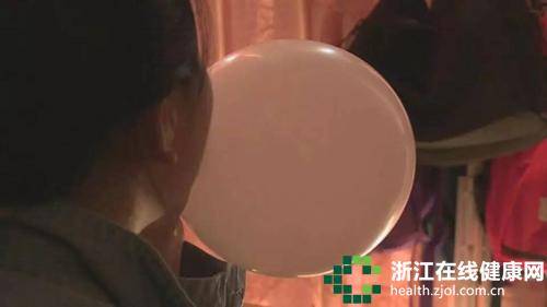 女子吸嗨氣球發瘋 醫生：吸“笑氣”存在致命風險