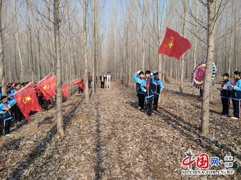 莒縣碁山鎮第二小學開展給烈士祭掃活動