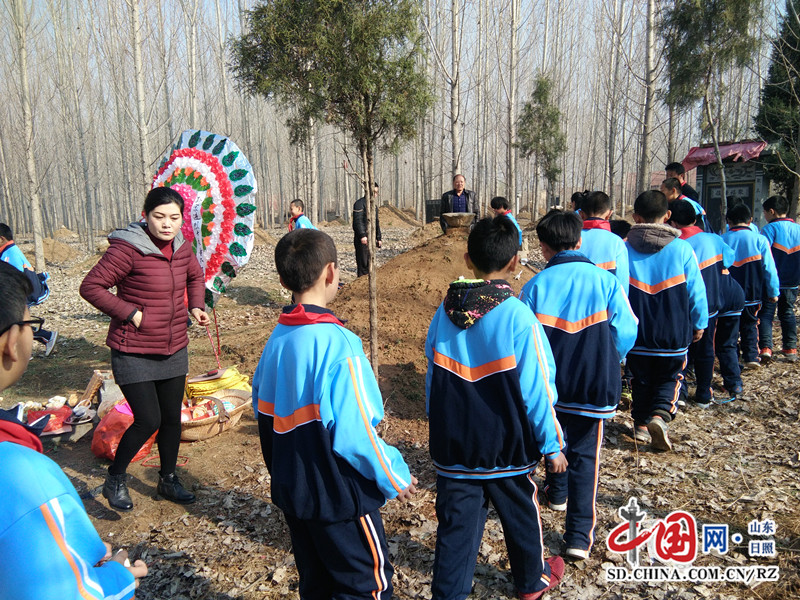 莒縣碁山鎮第二小學開展給烈士祭掃活動