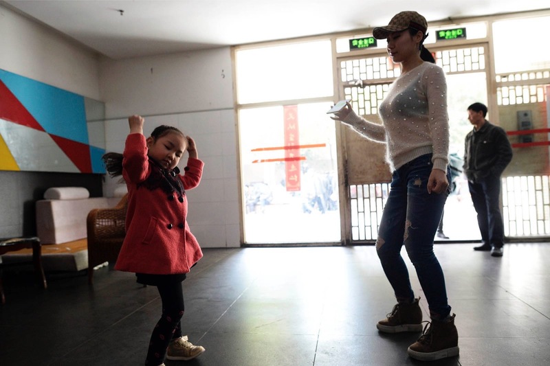 5岁女孩广场领舞 感觉到了时代的差距(组图)
