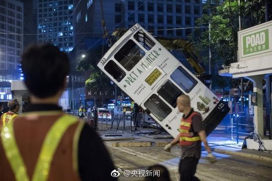 香港一雙層 
輕軌 
 
電車 
在中環失控 
側翻 
 14人受傷