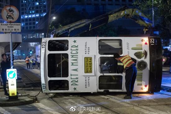 香港一雙層 
輕軌 
 
電車 
在中環失控 
側翻 
 14人受傷