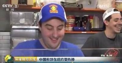 中國煎餅成紐約爆款:一天賣數百個一個賣上百元 曾花數月採樣100多鐘煎餅做法
