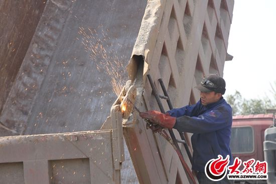 日照东港民警对非法改装渣土车进行集中切割
