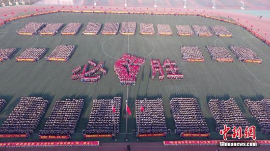 資料圖：2月27日，河北衡水二中舉行了“燃青春，磨利劍，戰百天，奪桂冠”高考百日誓師大會。衡水二中 供圖